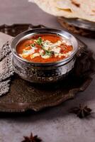 beurre poulet makhani Masala servi dans plat isolé sur table côté vue de arabe nourriture photo