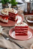 prime rouge velours gâteau et tranche comprendre crème, sucre avec fourchette, tasse de café et pot servi sur planche isolé sur serviette de table côté vue de café nourriture photo