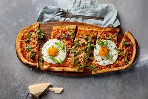 petit déjeuner Pizza avec ensoleillé Oeuf servi dans plat isolé sur table Haut vue de arabe petit déjeuner photo