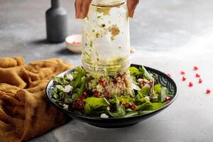 en bonne santé quinoa salade avec Grenade des graines servi dans plat isolé sur table Haut vue de arabe petit déjeuner photo