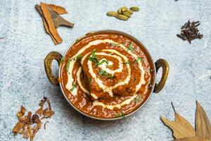 beurre poulet Karahi ou poulet makhni avec oignon et le Chili servi dans une plat isolé sur gris Contexte Haut vue de bangladesh nourriture photo