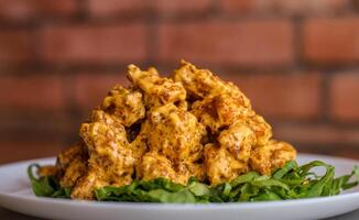 poulet dynamiter servi dans une plat isolé sur table côté vue photo