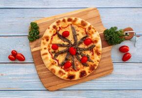 italien anchois et tomates Pizza n une en bois table Haut vue photo