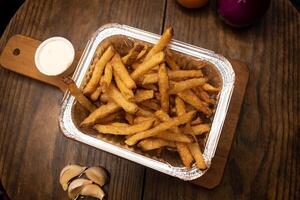 ordinaire français frites avec mayo tremper servi dans plat isolé sur en bois planche Haut vue de déchet Fast food photo