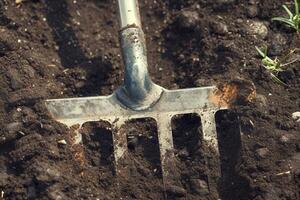 ai généré sol préparation outil proche en haut de une utilisé, sale jardin cultivateur photo