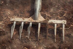 ai généré sol préparation outil proche en haut de une utilisé, sale jardin cultivateur photo