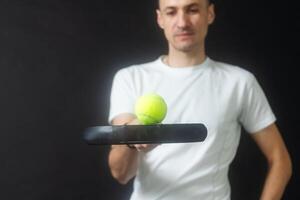 pagayer tennis joueur prêt pour servir sur gris Contexte photo