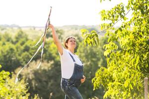 une Enceinte femme court dans le ciel cerf-volant photo