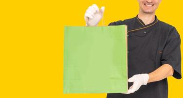 courrier en portant papier Sacs avec nourriture, espace pour texte. livraison un service photo