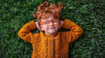 ai généré Jeune fille avec des lunettes relaxant sur herbe photo