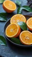 ai généré assiette de des oranges avec feuilles sur table photo