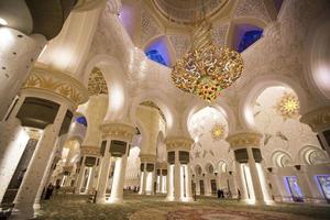 abu dhabi, eau, 4 mai 2015 - intérieur de la mosquée sheikh zayed à abu dhabi. mosquée a été conçue par yusef abdelki et ouverte à 2007. photo