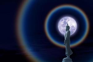 la lumière de la couronne de la lune et bouddha regardant le style de sept jours sur le ciel nocturne photo