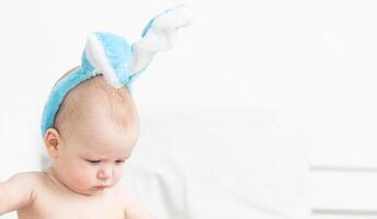 mignonne peu garçon avec lapin oreilles, Pâques photo