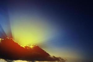 le soleil perce les nuages blancs. photo