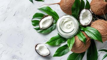 ai généré une pot de noix de coco crème aux côtés de Frais vert feuilles et réduit de moitié noix de coco photo