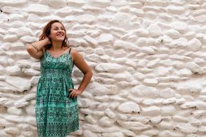 jeune femme posant sur le fond du vieux mur de briques. extérieur, mode de vie. photo