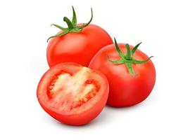 Tomate rouge juteuse fraîche avec coupé en deux isolé sur fond blanc