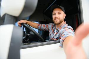 chauffeur derrière le roue dans un camion cabine photo