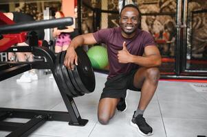 Jeune athlétique africain américain homme dans le Gym photo