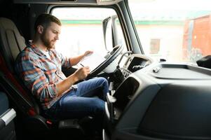 côté vue de professionnel chauffeur derrière le roue dans camion cabine. photo