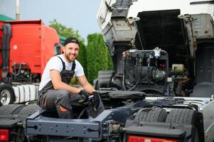 homme dans uniforme. un camion réparation. voiture mauvais fonctionnement photo