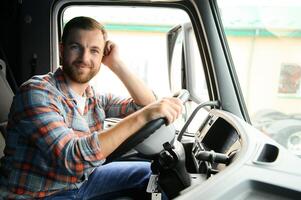 chauffeur derrière le roue dans un camion cabine photo