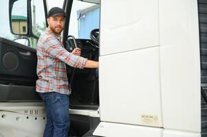 caucasien Masculin un camion chauffeur faire un pas en dehors de véhicule à du repos arrêt. photo