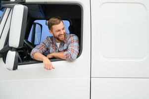 proche en haut de un camion chauffeur derrière pilotage roue. copie espace. photo