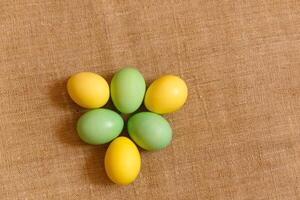 peindre des œufs pour Pâques, brillant Pâques vacances, les enfants peindre œufs, coloré des œufs dans une panier, coloré des œufs sur une rester, vacances Contexte photo