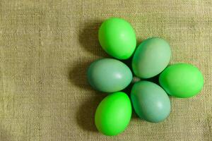 peindre des œufs pour Pâques, brillant Pâques vacances, les enfants peindre œufs, coloré des œufs dans une panier, coloré des œufs sur une rester, vacances Contexte photo