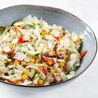 chinois chou salade avec poulet Viande, maïs, concombre et pansement moutarde. asiatique aliments. photo