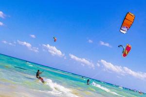 sports nautiques comme le kitesurf kitesurf wakeboard playa del carmen mexique. photo