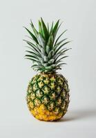 ai généré ananas sur une parfait blanc Contexte photo