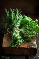 ai généré Frais herbes sur vieux en bois planche photo