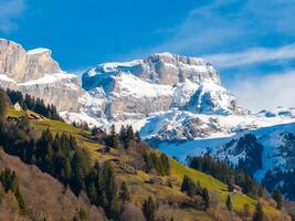 engelberg recours dans le Suisse Alpes de verdoyant collines à neigeux sommets. photo