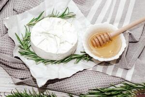 Camembert fromage avec une brin de Romarin et mon chéri sur le tableau. photo