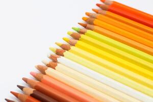 multicolore des crayons mensonge sur une blanc tableau, le rouge intervalle de couleurs photo