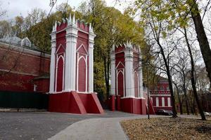 tours de la porte d'entrée du domaine mikhalkovo du 19ème siècle dans la ville de moscou. octobre 2017. photo