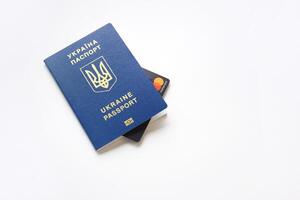 le MasterCard crédit carte dans ukrainien passeport. photo