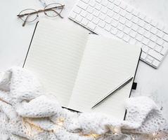 carnet, clavier, foulard et guirlande photo