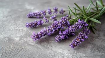 ai généré violet fleurs arrangé sur table photo