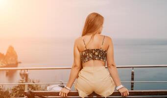 femme Voyage mer. content touristique prendre plaisir prise image en plein air pour souvenirs. femme voyageur regards à le bord de le falaise sur le mer baie de montagnes, partage Voyage aventure périple photo