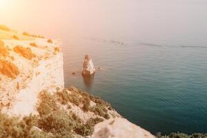 femme Voyage mer. content touristique prendre plaisir prise image en plein air pour souvenirs. femme voyageur regards à le bord de le falaise sur le mer baie de montagnes, partage Voyage aventure périple photo