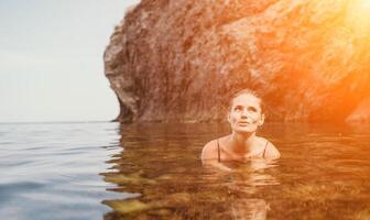 femme Voyage mer. content touristique prendre plaisir prise image en plein air pour souvenirs. femme voyageur nager dans le mer baie avec montagnes, partage Voyage aventure périple photo