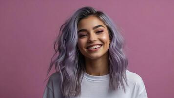 ai généré une femme avec violet cheveux souriant photo