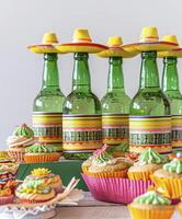 ai généré cinco de sur le thème de la mayonnaise fête avec brillant vert bouteilles avec sombreros. photo