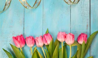 bouquet de tulipes sur bleu en bois tableau. content aux femmes journée. 8 mars., de la mère journée. photo