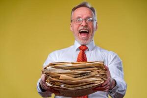 pile de les documents dans mains. Sénior homme tenir piles de les documents papier travail. surpris de difficile mental travail. photo