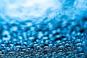 Profond l'eau gouttes sur verre. sélectif concentrer sur fenêtre avec pluie gouttes sur il. proche en haut. photo